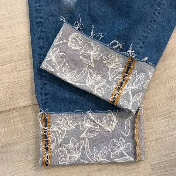 Driftwood Charlee Cuff Jeans Size 28 Floral Embroidered Raw Hem Blue - Picture 4 of 6